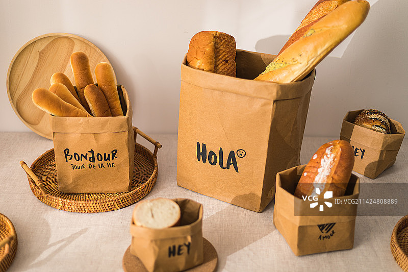 桌子上装着面包水果的牛皮纸袋子收纳袋图片素材