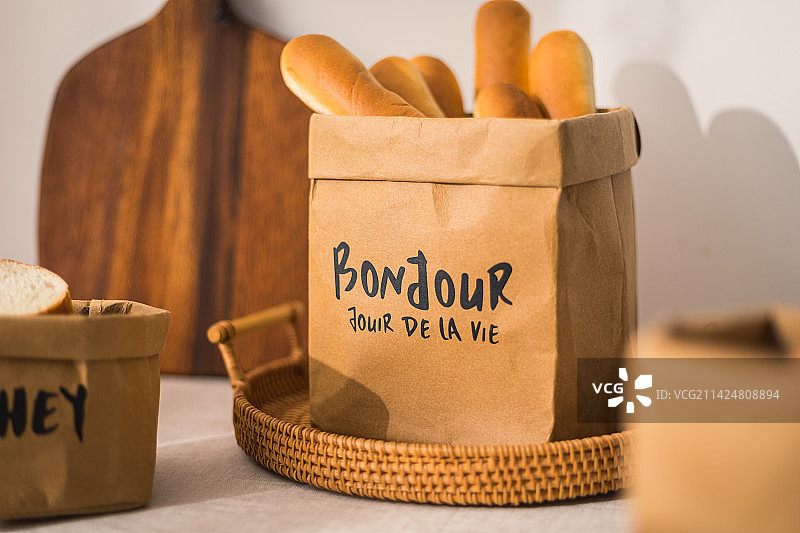 桌子上装着面包水果的牛皮纸袋子收纳袋图片素材