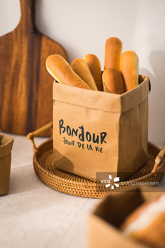 桌子上装着面包水果的牛皮纸袋子收纳袋图片素材