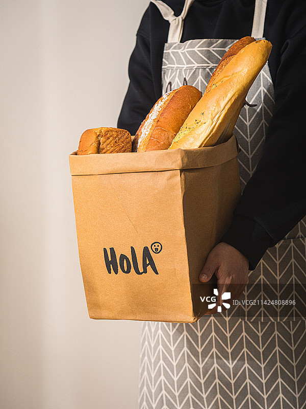 桌子上装着面包水果的牛皮纸袋子收纳袋图片素材