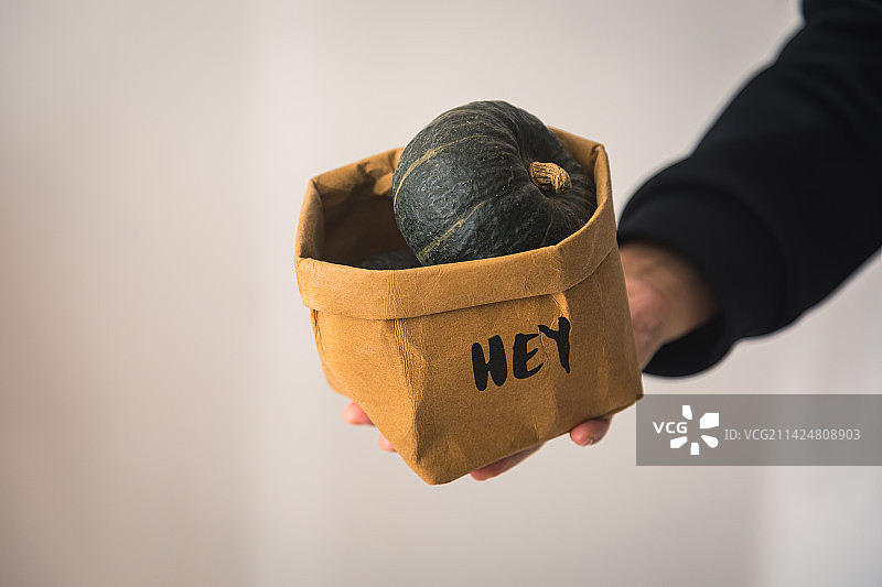 桌子上装着面包水果的牛皮纸袋子收纳袋图片素材