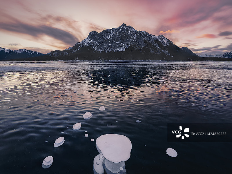 灵动的冰泡在朝霞的映衬下翩翩起舞@Abraham Lake图片素材