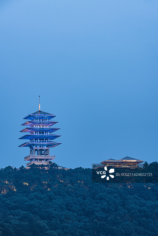 中国浙江杭州临平山东来阁夜景风光图片素材