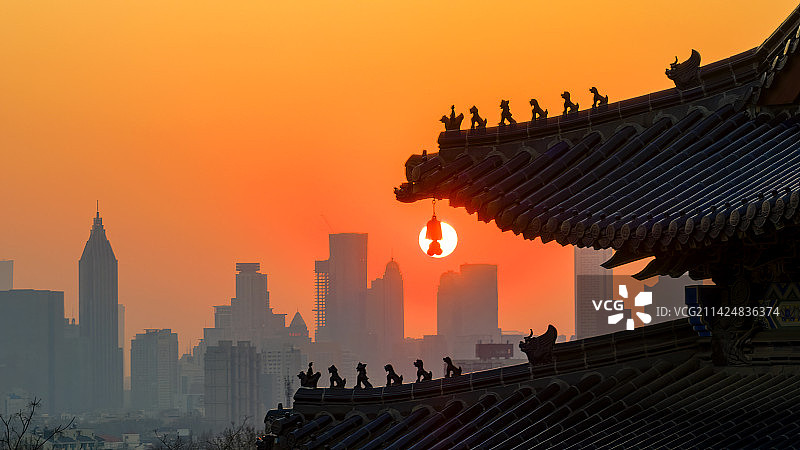 南京落日下的古建筑博爱阁 龙图片素材