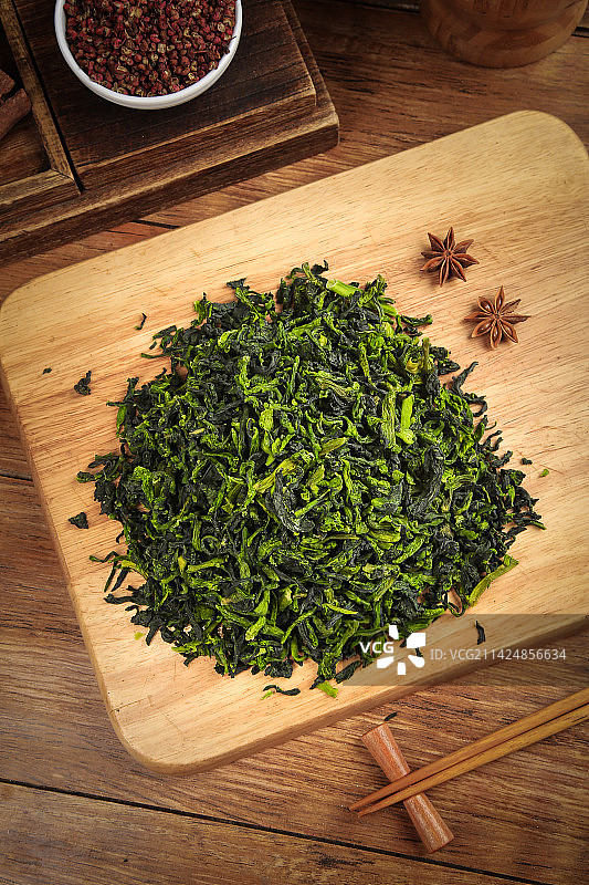 深底上的万年青菜干图片素材