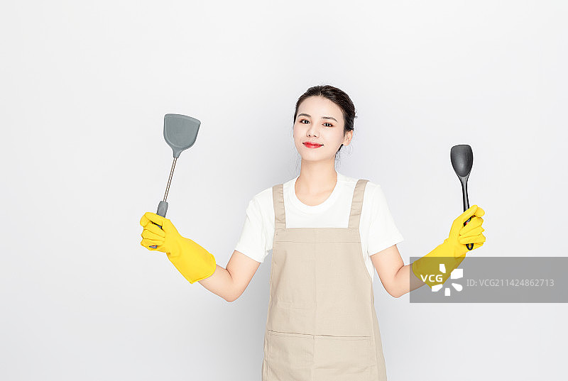 中国年轻女性做饭炒菜图片素材