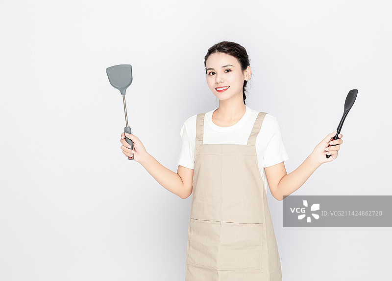 中国年轻女性做饭炒菜图片素材