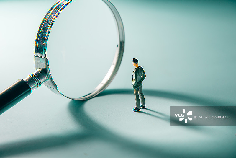 放大镜和人偶，调查、审查、监察概念图片图片素材