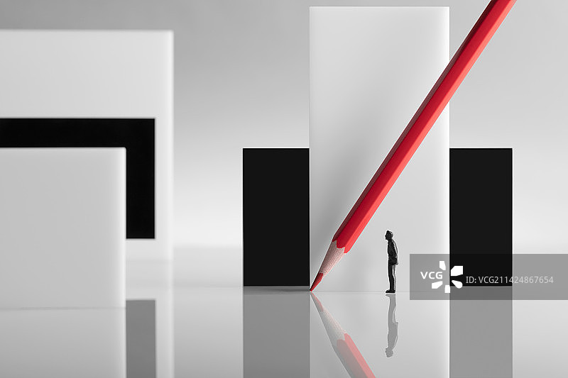 微缩创意红白黑抽象几何与思考的人图片素材