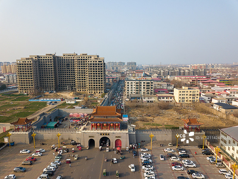 河南省漯河临颍县南街村朝阳门航拍图片素材
