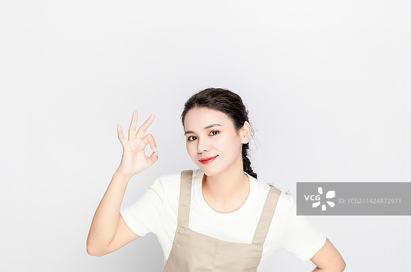 中国年轻女性做家务形象图片素材