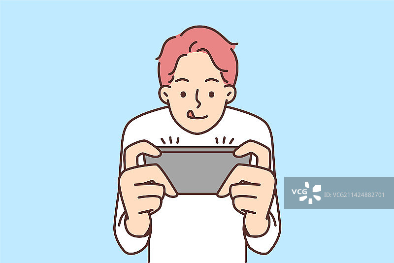 男孩在手机上玩电子游戏图片素材