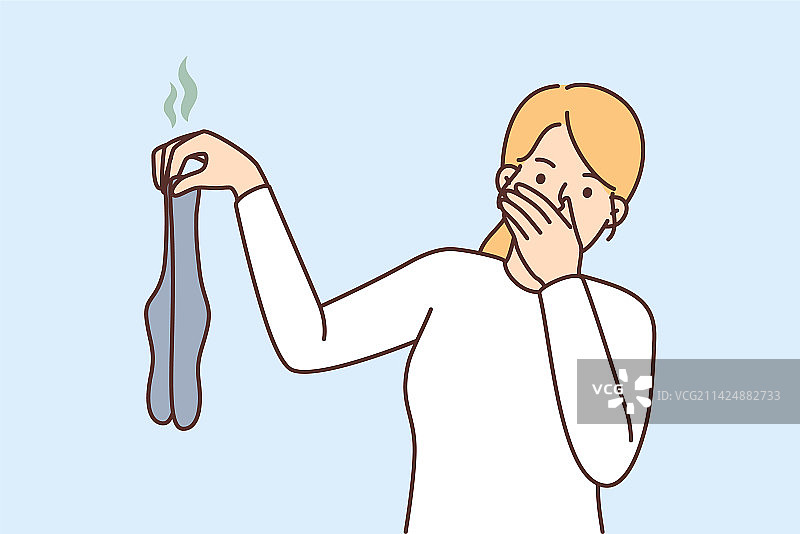 女人厌恶地闻着臭袜子图片素材