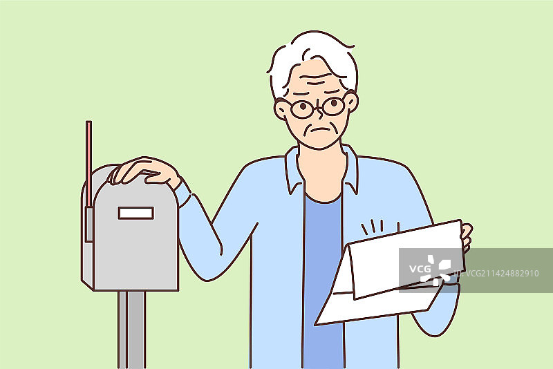 对信件不满意的老爷爷图片素材