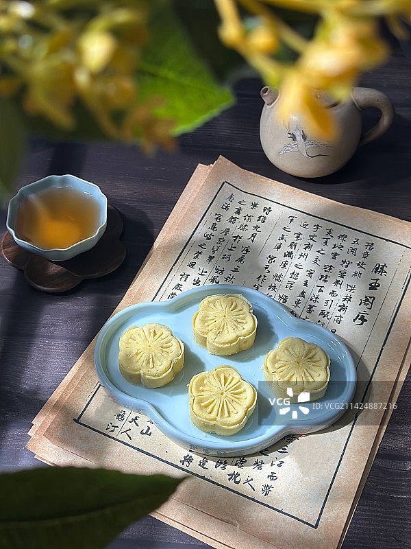 桂花枝下的桂花糕图片素材