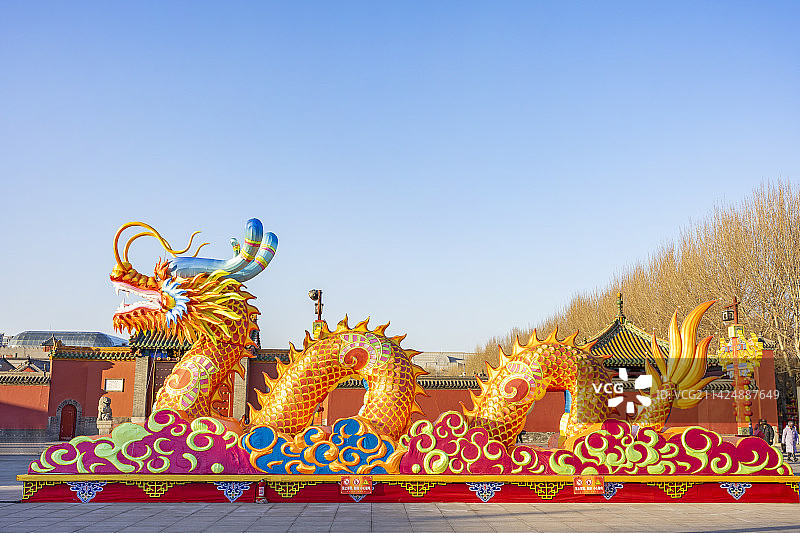 沈阳故宫博物院广场上的中国龙造型花灯图片素材