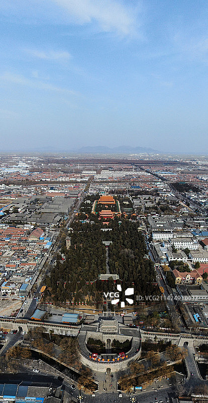 曲阜孔庙全景和远处的泰山图片素材