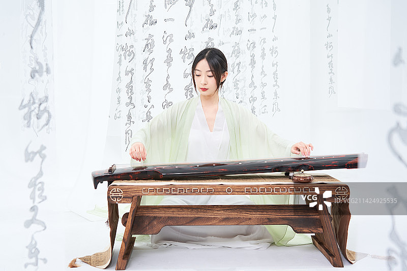 弹奏古筝的古装美女图片素材