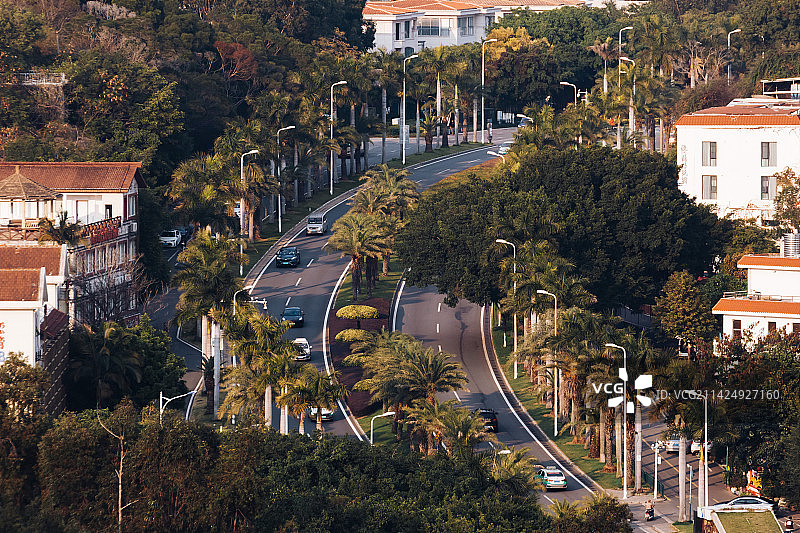 沿海城市公路和建筑物的高角度视图图片素材