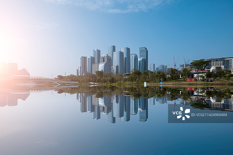 深圳前海CBD水面倒影和桂湾公园图片素材