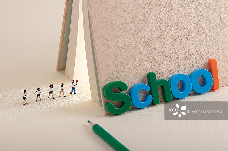 微缩创意小学生排队上课进入发光的书本图片素材