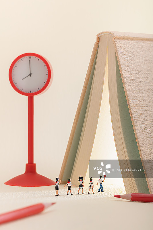 微缩创意小学生排队上课进入发光的书本图片素材