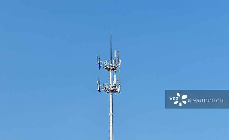 春天蓝天下的信号发射塔图片素材