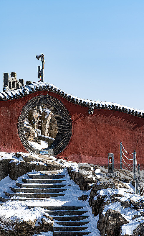 纯净蓝天白雪背景中的中国山东泰山风景区瞻鲁台.红墙图片素材