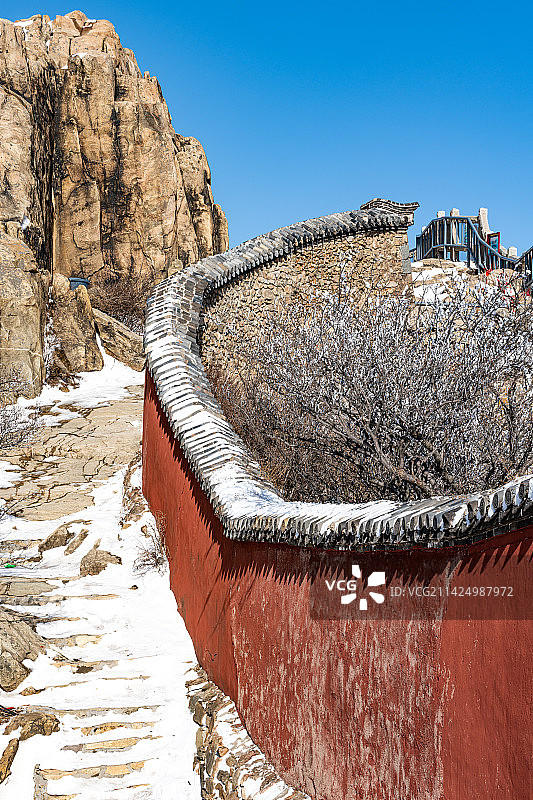纯净蓝天白雪背景中的中国山东泰山风景区瞻鲁台.红墙图片素材