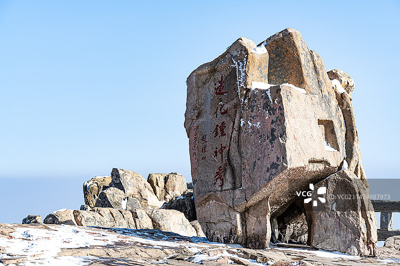 纯净蓝天白雪背景中的中国山东泰山风景区瞻鲁台.红墙图片素材