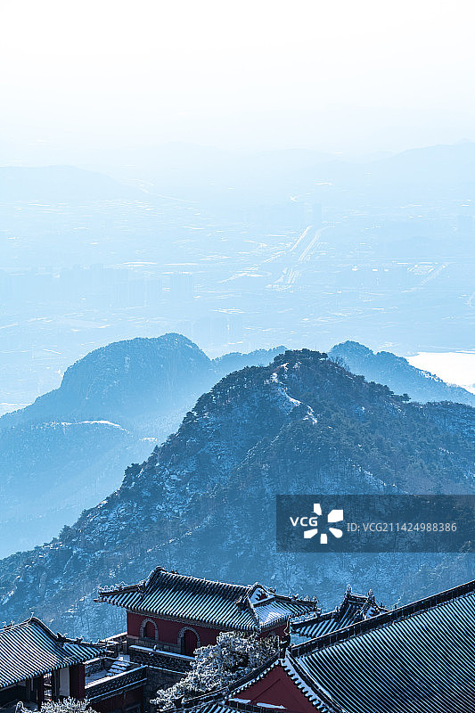 蓝天白雪云海雾色中的中国山东泰山风景区玉皇顶玉皇庙神憩宫古建筑群图片素材