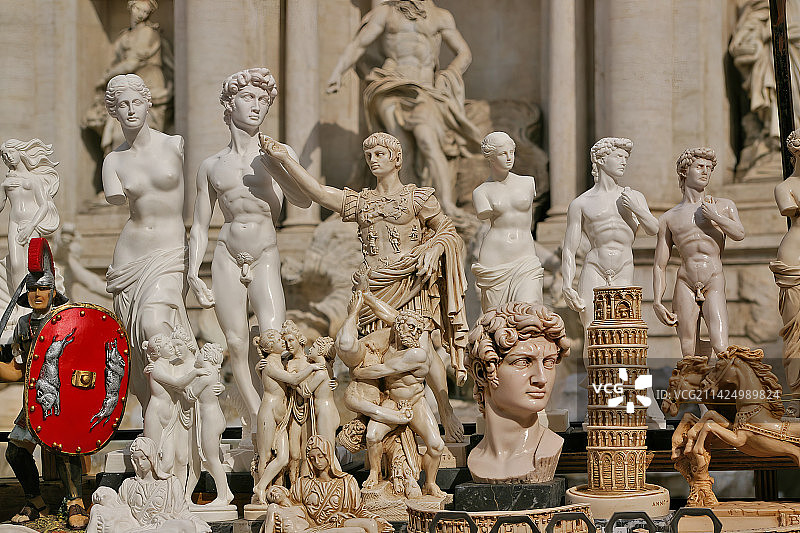 意大利城市街头贩卖的各式雕塑纪念品图片素材