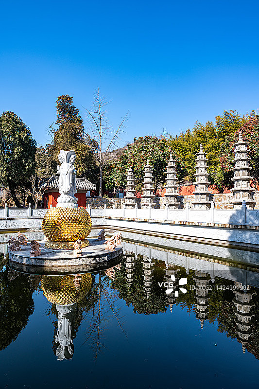 中国山东泰安泰山普照寺前的观音佛像佛塔建筑倒影景观图片素材