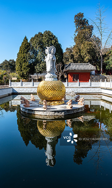 中国山东泰安泰山普照寺前的观音佛像佛塔建筑倒影景观图片素材