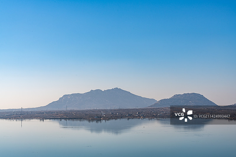 蓝天雾色背景中的山东济宁邹城孟子湖峄山倒影景观图片素材