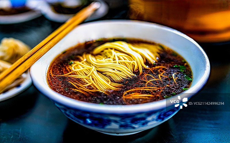 餐桌上的一碗江南特色面食美食阳春面葱油面特写镜头图片素材
