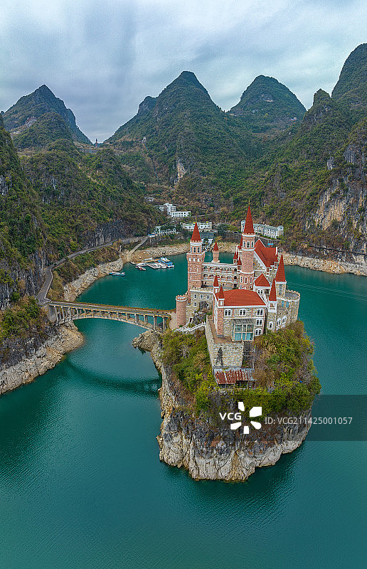 航拍黔西南万峰湖上的吉龙堡，德国新天鹅堡风格图片素材