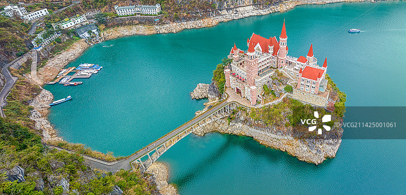 航拍黔西南万峰湖上的吉龙堡，德国新天鹅堡风格图片素材