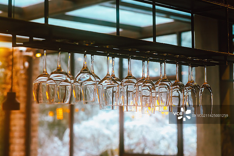 酒吧餐厅前台的高脚杯图片素材