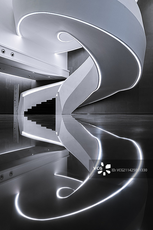 光明艺术中心的旋梯，与地面形成对称的光影图片素材