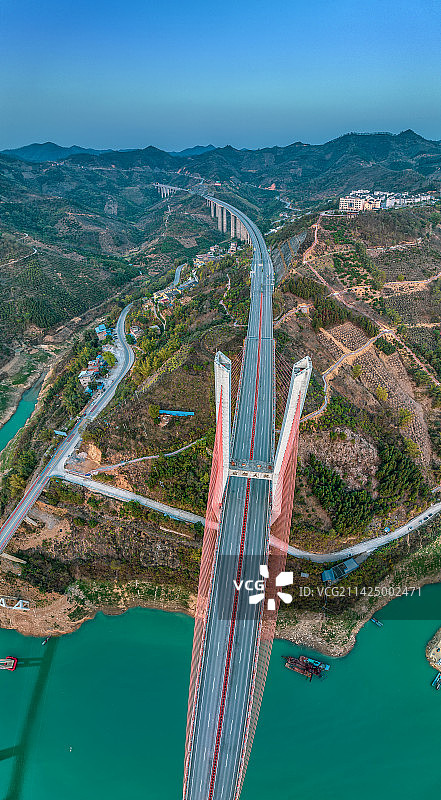 春天，黔西南册亨县岩架镇的北盘江风光和岩架大桥黄昏景色图片素材