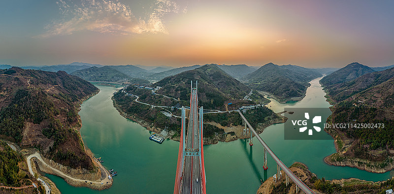 春天，黔西南册亨县岩架镇的北盘江风光和岩架大桥黄昏景色图片素材