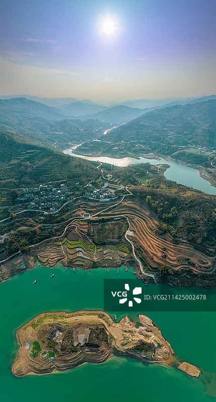 春天，黔西南册亨县岩架镇的北盘江风光和岩架大桥黄昏景色图片素材