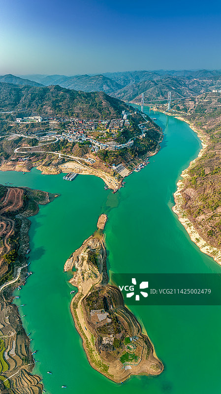 春天，黔西南册亨县岩架镇的北盘江风光和岩架大桥黄昏景色图片素材