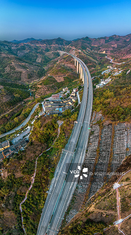 春天，黔西南册亨县岩架镇的北盘江风光和岩架大桥黄昏景色图片素材
