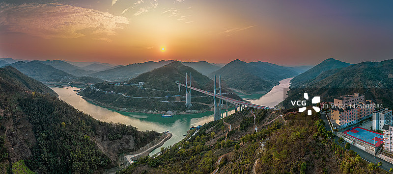 春天，黔西南册亨县岩架镇的北盘江风光和岩架大桥黄昏景色图片素材