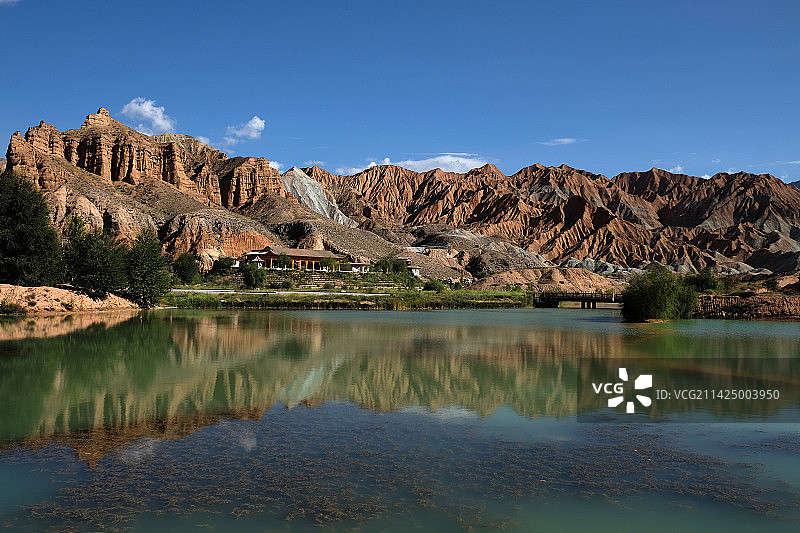 蓝天下的湖光山色图片素材