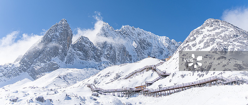 晴天的雪山图片素材