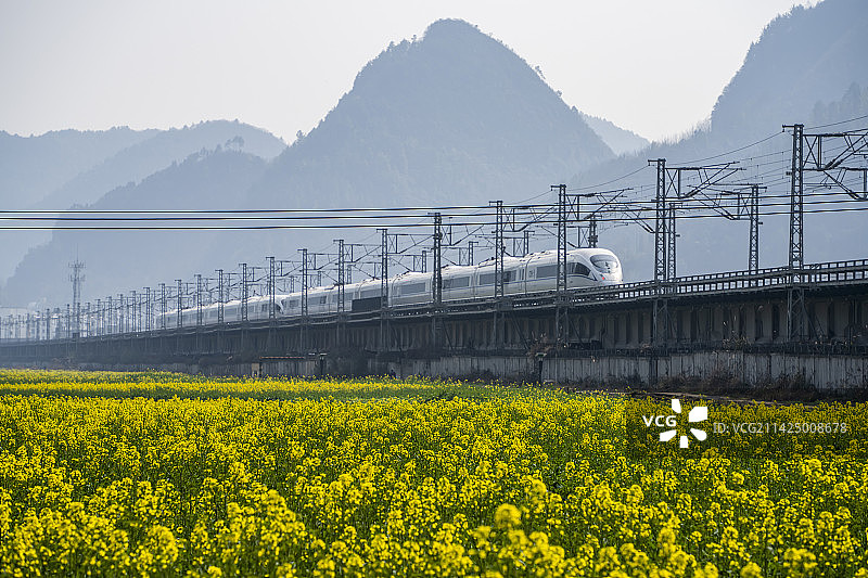 贵州开往春天的列车图片素材