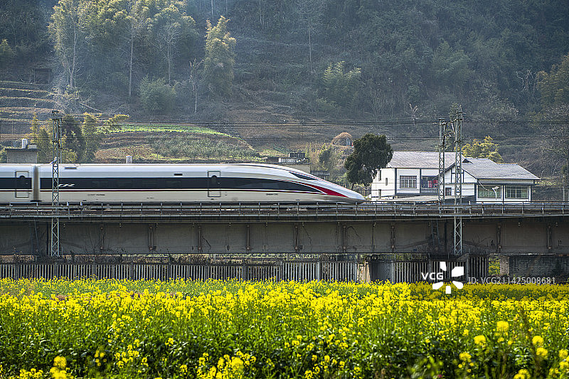 贵州开往春天的列车图片素材